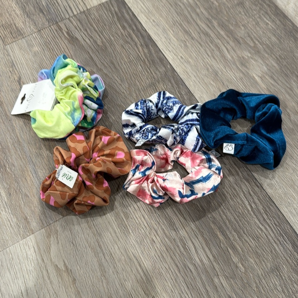 7 scrunchies - Aerie,‎ Full Tilt, Ivory Ella